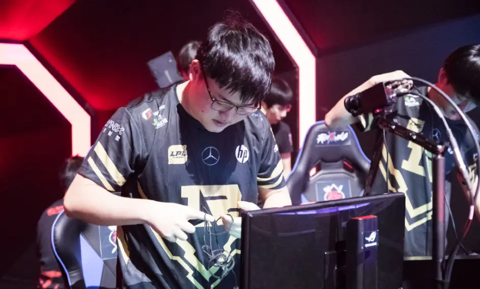 G2碾压FLY，Crisp线上压制力十足鏖战多局半决赛，成为赛场最大亮点