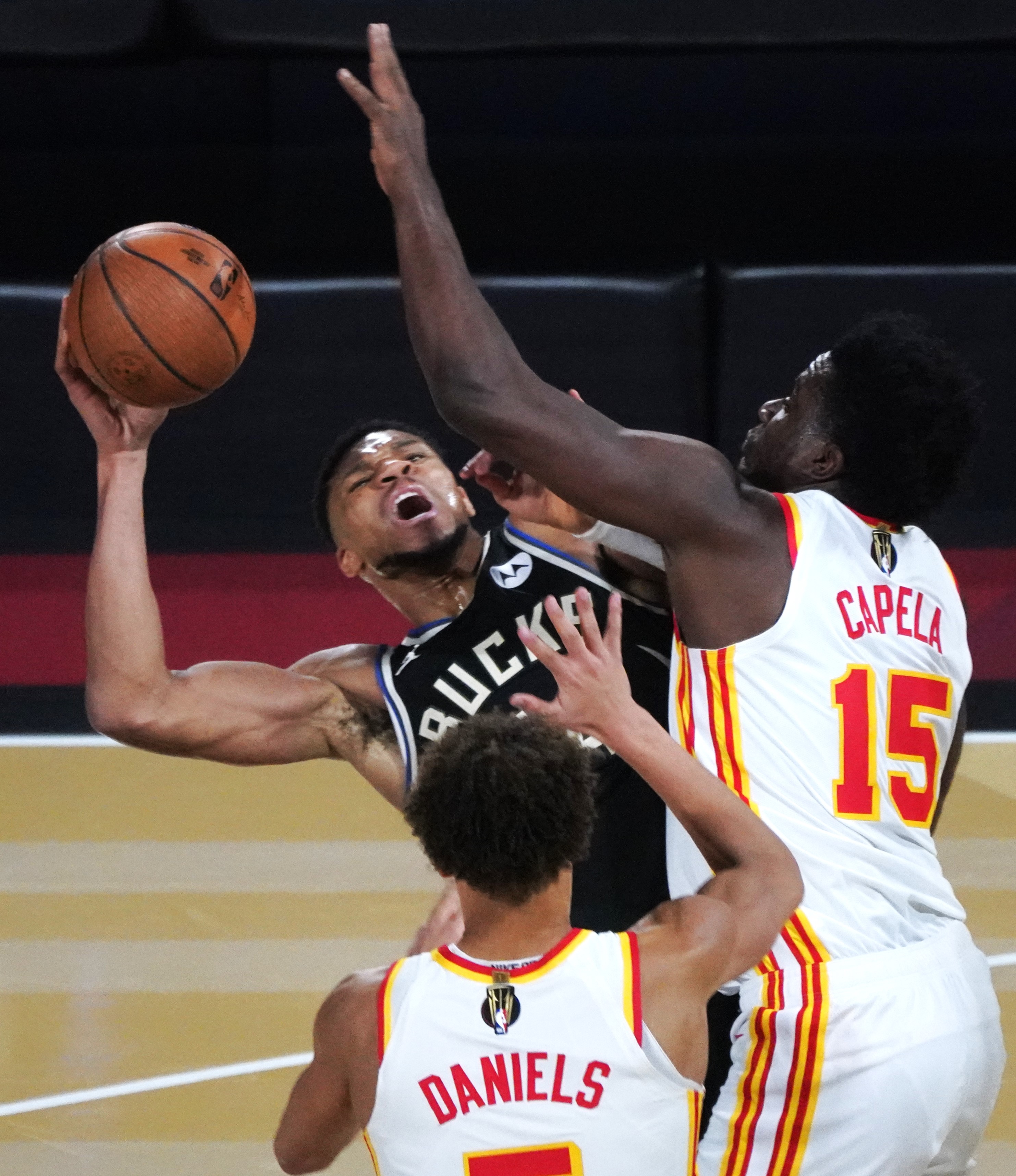 开云体育中国-热火碾压雄鹿，欧文统治全场