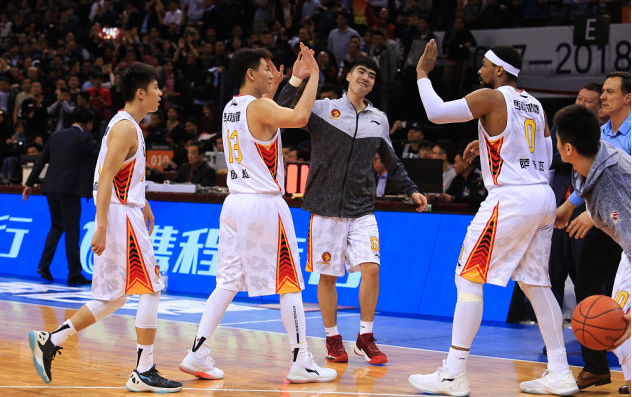 爵士碾压深圳队,胡金秋扛起全队 爵士碾压深圳队,胡金秋扛起全队