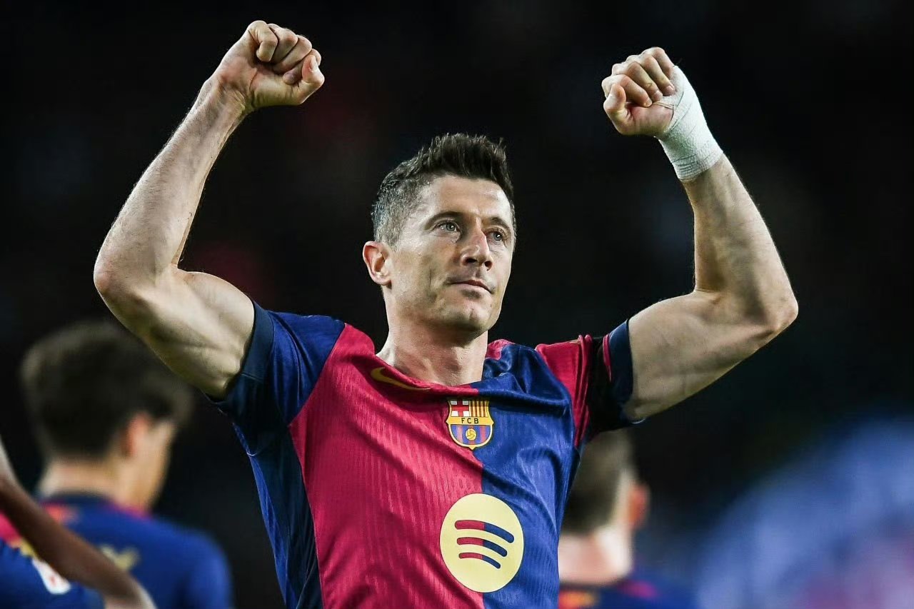 荷兰完胜里昂,莱万点燃赛场 荷兰完胜里昂,莱万点燃赛场