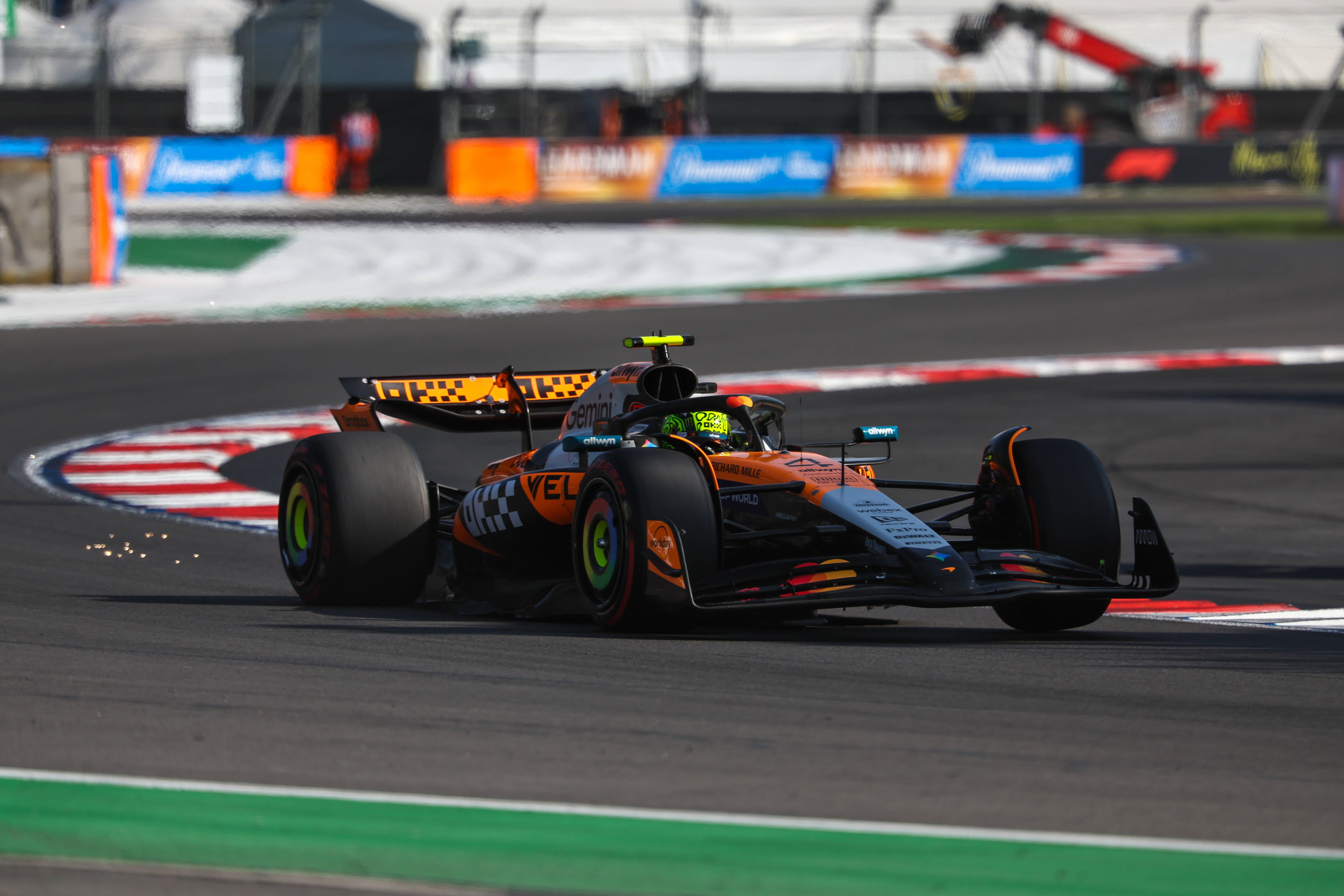 雷诺车队翻盘法拉利,塞恩斯关键制胜 雷诺车队翻盘法拉利,塞恩斯关键制胜