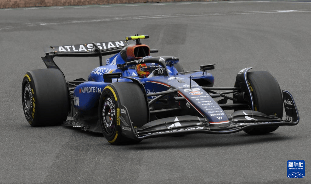 红牛车队险胜哈斯车队，塞恩斯点燃赛场